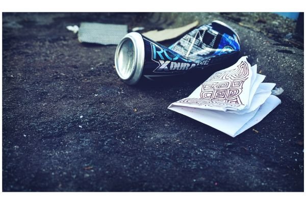 It's Simple: Throw your Trash in the bin. It's Simple: Throw your Trash in the bin.